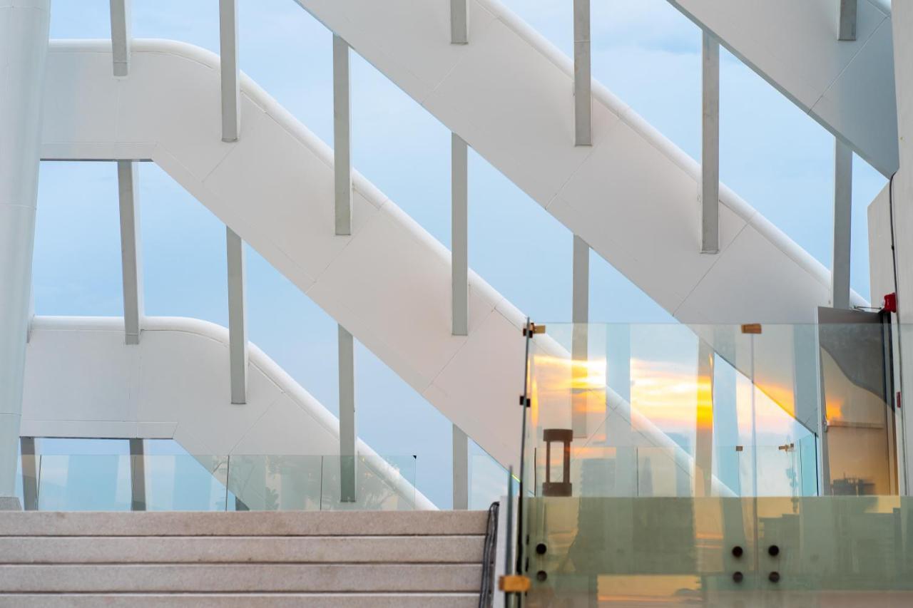 Arbour Hotel And Residence Pattaya Ngoại thất bức ảnh The staircase