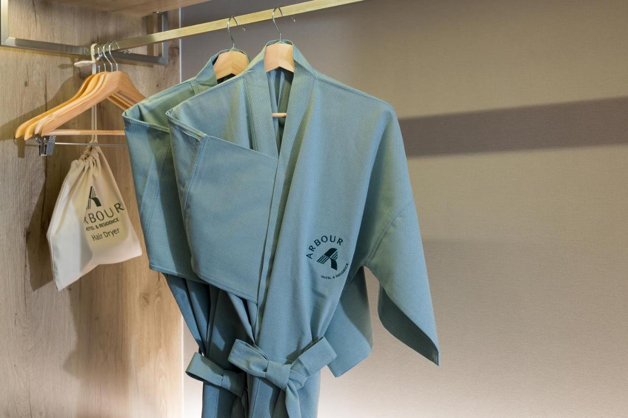 Arbour Hotel And Residence Pattaya Ngoại thất bức ảnh A bathrobe