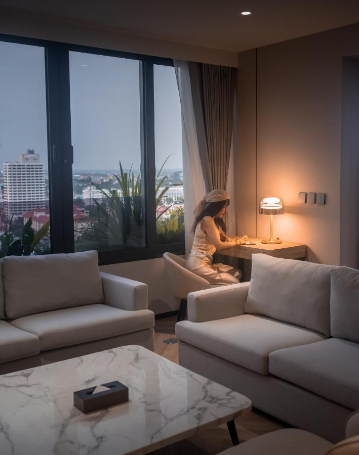 Arbour Hotel And Residence Pattaya Ngoại thất bức ảnh A woman working at home